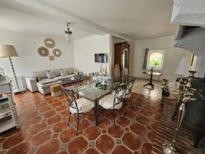 Huisseau-sur-CossonにあるGîte plain-pied avec terrasse et étang, proche Châteaux de la Loire - FR-1-491-354のテーブルとソファのあるリビングルーム