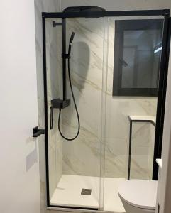 Ένα μπάνιο στο Habitación Grande en Apartamento Compartido