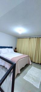 En eller flere senge i et værelse på Loft Pôr do Sol