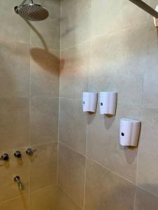 bagno con doccia e 2 erogatori di sapone di Cabañas El Alemán 1-2 a Cerrillos Altre 46 foto