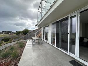 un banco sentado a un lado de una casa en Private Getaway - Portarlington!, en Portarlington