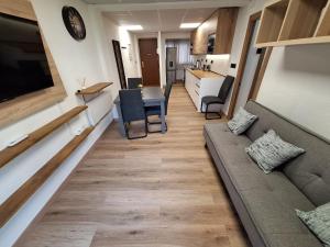 ein Wohnzimmer mit Sofa und Tisch in der Unterkunft Piso Burjassot - Valencia in Burjasot