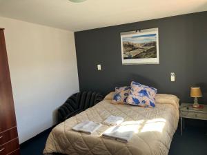 萨尔塔Like home 2的卧室里有一张床,床上放着两条毛巾。