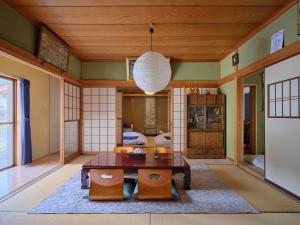 郡上市Apollon的带桌椅的客厅