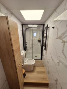 ein Badezimmer mit Toilette und Glasdusche in der Unterkunft Piso Burjassot - Valencia in Burjasot + 37 Fotos