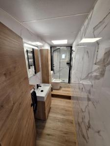 ein Badezimmer mit einem weißen Waschbecken und einer Toilette in der Unterkunft Piso Burjassot - Valencia in Burjasot