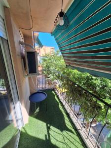 einen Balkon mit einem Tisch und Stühlen darauf in der Unterkunft Piso Burjassot - Valencia in Burjasot