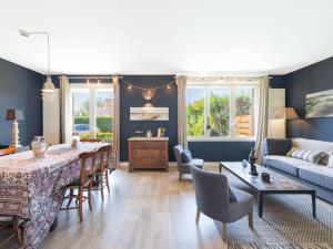 un salon avec une table et un canapé dans l'établissement Maison spacieuse avec jardin et animaux admis - FR-1-821-42, à Le Touquet-Paris-Plage 10 autres photos