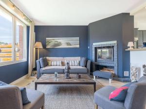 un salon avec un canapé et une cheminée dans l'établissement Maison spacieuse avec jardin et animaux admis - FR-1-821-42, à Le Touquet-Paris-Plage