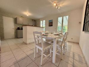 Kuchyň nebo kuchyňský kout v ubytování Maison plain-pied 3 chambres proche plage Saint-Denis-d'Oléron - FR-1-246A-366 + 14 fotografií