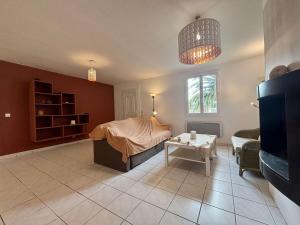 TV a/nebo společenská místnost v ubytování Maison plain-pied 3 chambres proche plage Saint-Denis-d'Oléron - FR-1-246A-366