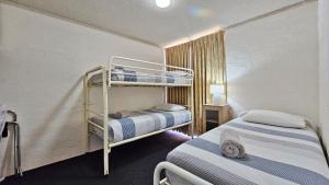 Ένα ή περισσότερα κρεβάτια σε δωμάτιο στο Riverview Holiday Apartment 32 - Kalbarri WA