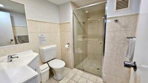 Ένα μπάνιο στο Riverview Holiday Apartment 32 - Kalbarri WA