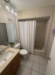 Koupelna v ubytování Cozy condo in Northdale Tampa, with golf course views! Snowbirds welcome!