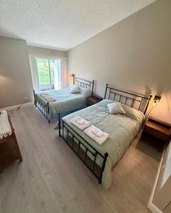 Postel nebo postele na pokoji v ubytování Cozy condo in Northdale Tampa, with golf course views! Snowbirds welcome!