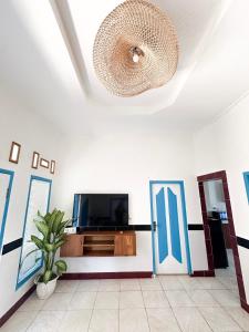 un salon avec une télévision et un plafond dans l'établissement Tony's Villa 1233 Seahorse Lane Gili Trawangan, à Gili Trawangan