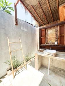 une salle de bain avec une échelle en bois et une table dans l'établissement Tony's Villa 1233 Seahorse Lane Gili Trawangan, à Gili Trawangan