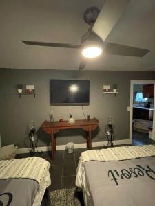 Postel nebo postele na pokoji v ubytování Oasis Resort