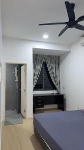 Ένα ή περισσότερα κρεβάτια σε δωμάτιο στο KS Homestay in Kundang Estates, Rawang