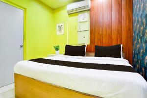 Postel nebo postele na pokoji v ubytování Hotel O A K Residency