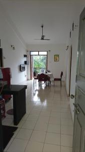 Una cocina y un comedor con mesa y sillas. en The baga in, en Goa