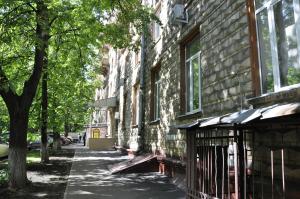 a sidewalk next to a building with a tree at Hostel Olimpiya in Moscow