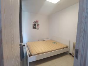 Postel nebo postele na pokoji v ubytování Capital International Home