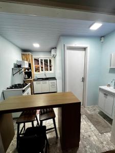 - une cuisine avec une table et deux chaises dans l'établissement Casa Villagio - CONDOMÍNIO, à Gramado