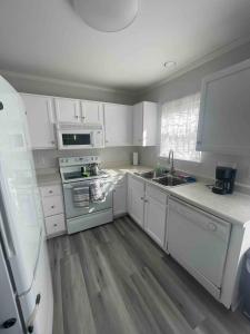 Η κουζίνα ή μικρή κουζίνα στο Executive & Luxury 2-bedroom Townhouse with Pool