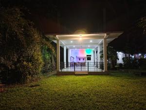 Κήπος έξω από το Nature Paradise