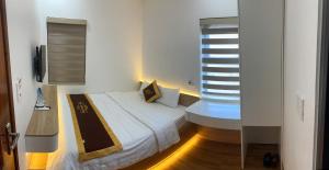 Uma cama ou camas num quarto em Trúc Nhân Hotel