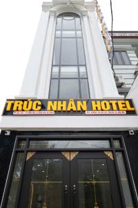 um sinal de hotel masculino na frente de um edifício em Trúc Nhân Hotel em Dồng Văn
