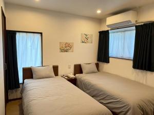 東京にあるSkytree-House京島の窓が2つある部屋にベッドが2つある