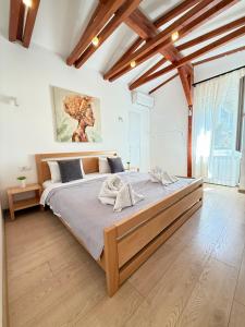 Postel nebo postele na pokoji v ubytování Private home with pool & beach, Vacation Near Center, Yard, BBQ, Mountain View, Free Parking + 59 fotografií