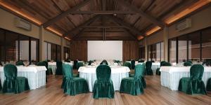 塞米亚克Kleo Seminyak, part of JdV by Hyatt的宴会厅配有白色桌子和绿色椅子 更多17张照片