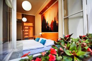 um quarto com uma cama e um vaso de plantas em Hotel Adler - Czech Leading Hotels em Praga
