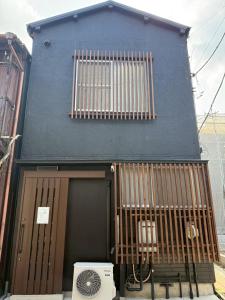 東京にあるSkytree-House京島の青い建物