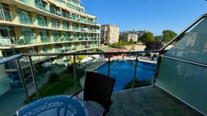 サニービーチにあるTurtle Apartment Sunny Beachのスイミングプールを望むバルコニー