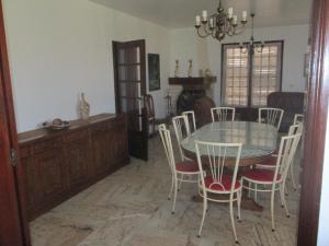 Barros da Fonte SantaにあるVivendas Costaのダイニングルーム(テーブル、椅子付)