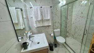 サニービーチにあるTurtle Apartment Sunny Beachの洗面台、トイレ、シャワー付きのバスルーム +21枚の写真