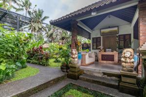 Κήπος έξω από το Villa Be Bali Hut Farm Stay