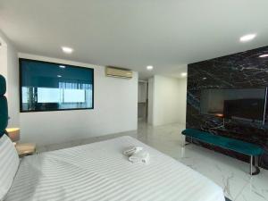 a bedroom with a bed and a flat screen tv at TYb04 芭提雅北歐風格四臥室別墅 in Pattaya South +14 photos