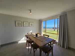 カルバリにあるPelican Shore Villa 1- Kalbarri WAのダイニングルーム(テーブル付)が備わり、海の景色を望めます。