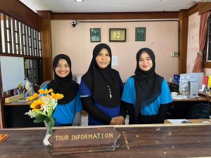 a group of three women standing behind a counter at Diamond Beach Resort in Ao Nam Mao +233 photos