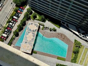 Bazén v ubytování Prime Location condo near MRT, SM Megamall, BGC! nebo v jeho okolí