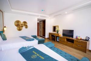 ハロンにあるCrystal Holiday Ha Long Hotelのベッド2台と薄型テレビ付きのホテルの部屋