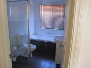 Koupelna v ubytování Bowsprit + 4 fotografie