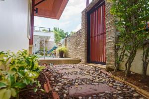 Κήπος έξω από το Villa with Private Pool in Rawai