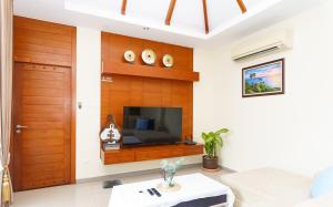 Μια τηλεόραση ή/και κέντρο ψυχαγωγίας στο Villa with Private Pool in Rawai