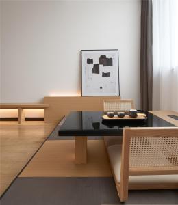 a living room with a table and a couch at SFEEL设计师酒店Designer Hotel成都杜甫chao堂店 in Chengdu +46 photos